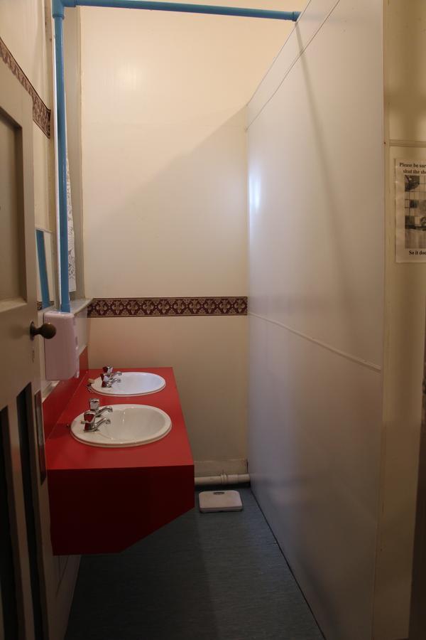 Chalet Backpackers Dunedin Exterior photo